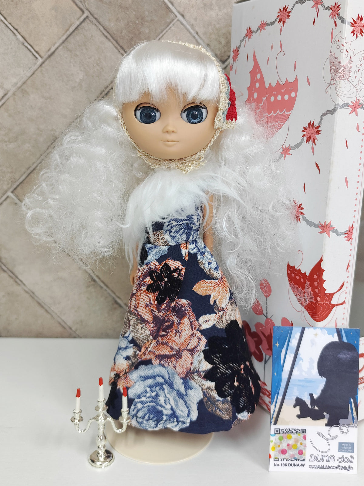 Duna-White-doll Lot.196