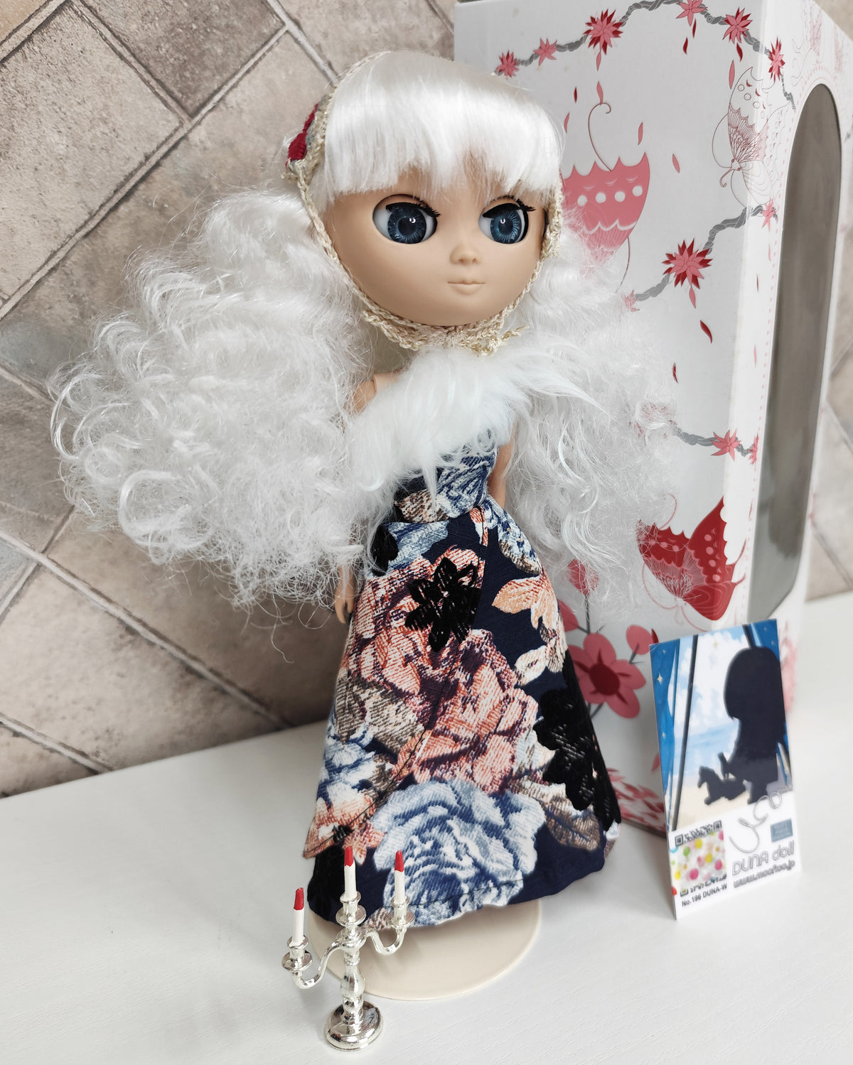 Duna-White-doll Lot.196