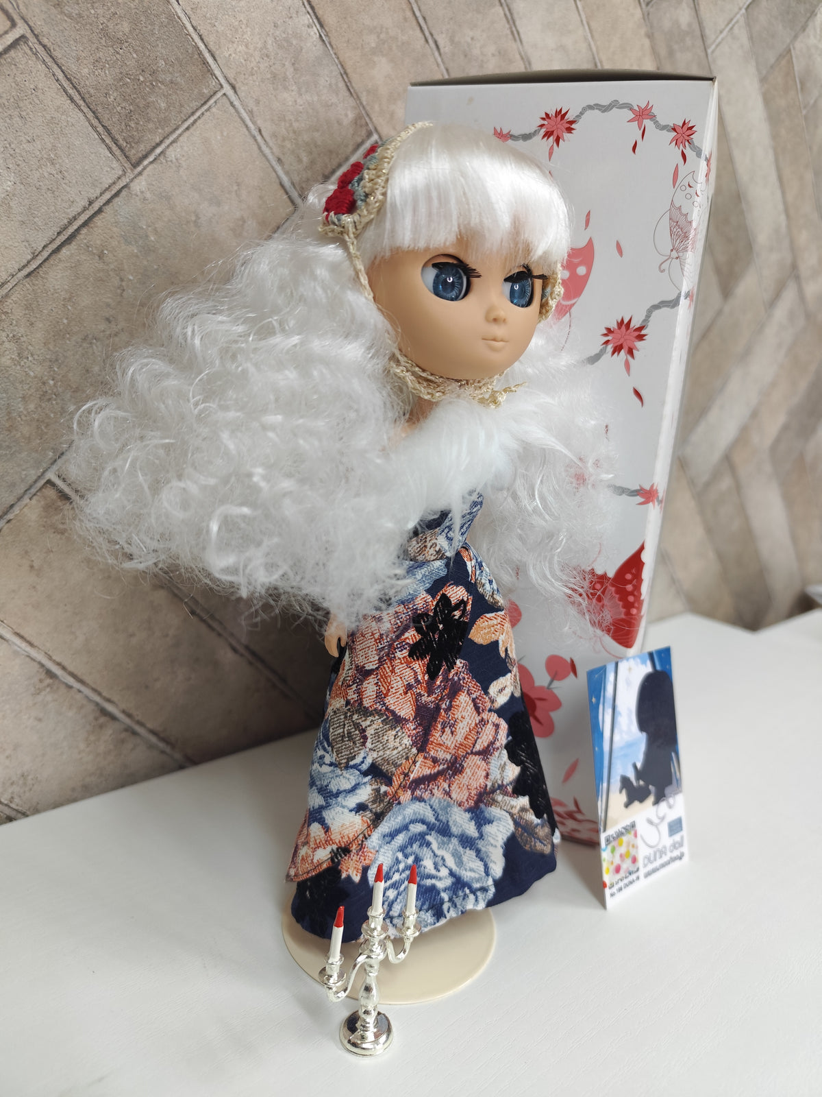 Duna-White-doll Lot.196