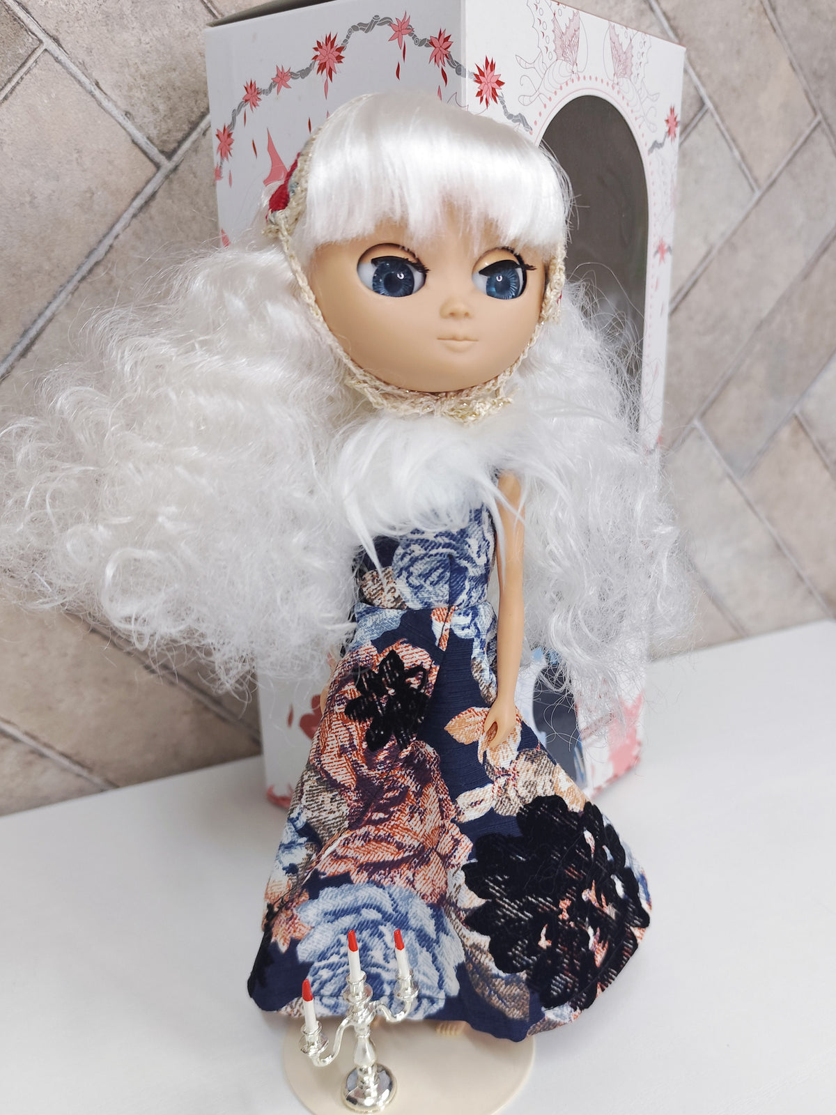 Duna-White-doll Lot.196