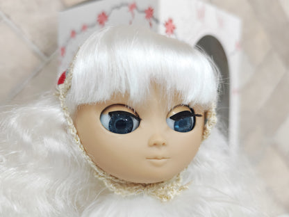Duna-White-doll Lot.196