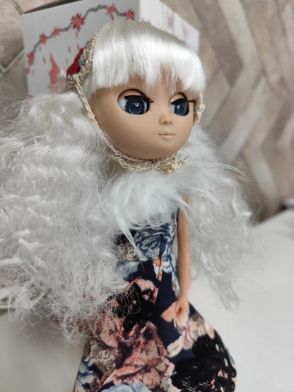 Duna-White-doll Lot.196