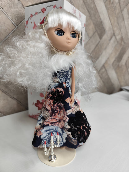 Duna-White-doll Lot.196