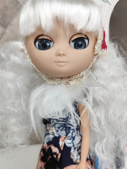 Duna-White-doll Lot.196