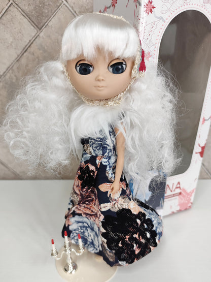 Duna-White-doll Lot.196