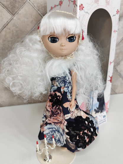 Duna-White-doll Lot.196