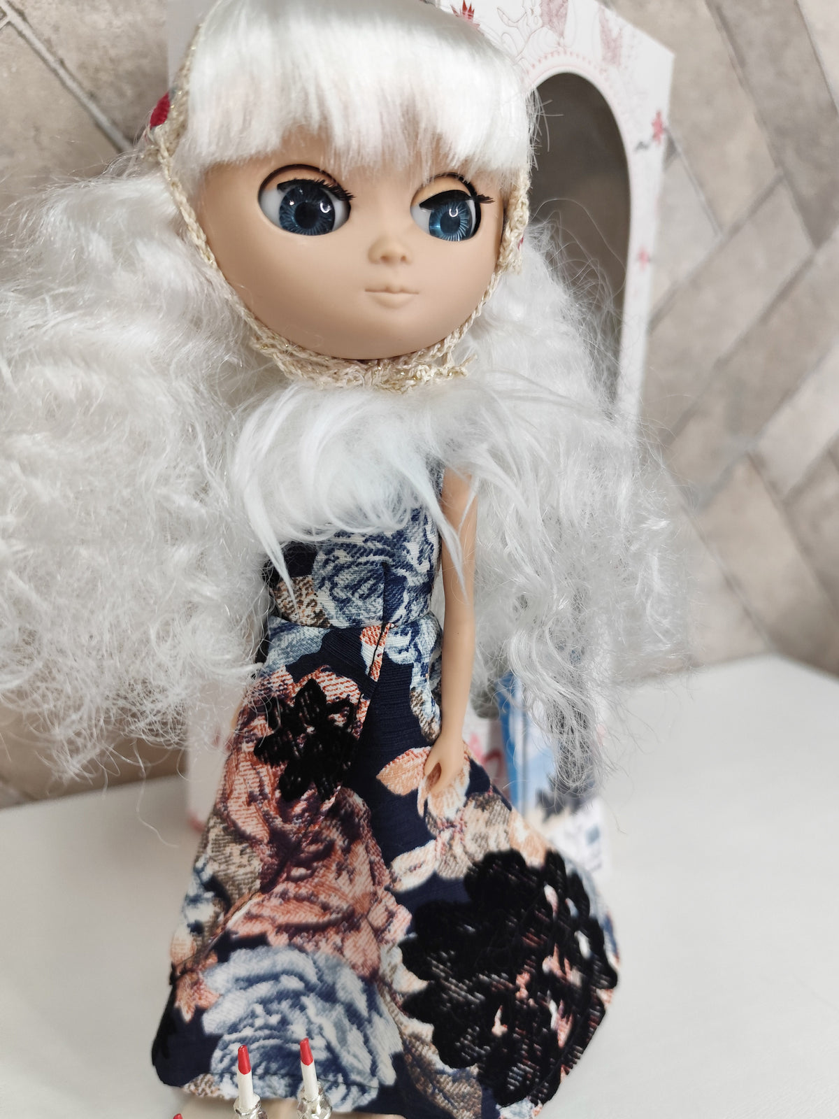 Duna-White-doll Lot.196