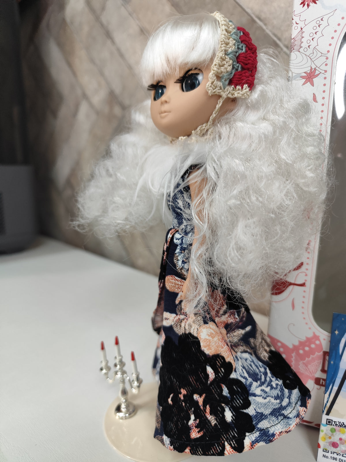 Duna-White-doll Lot.196