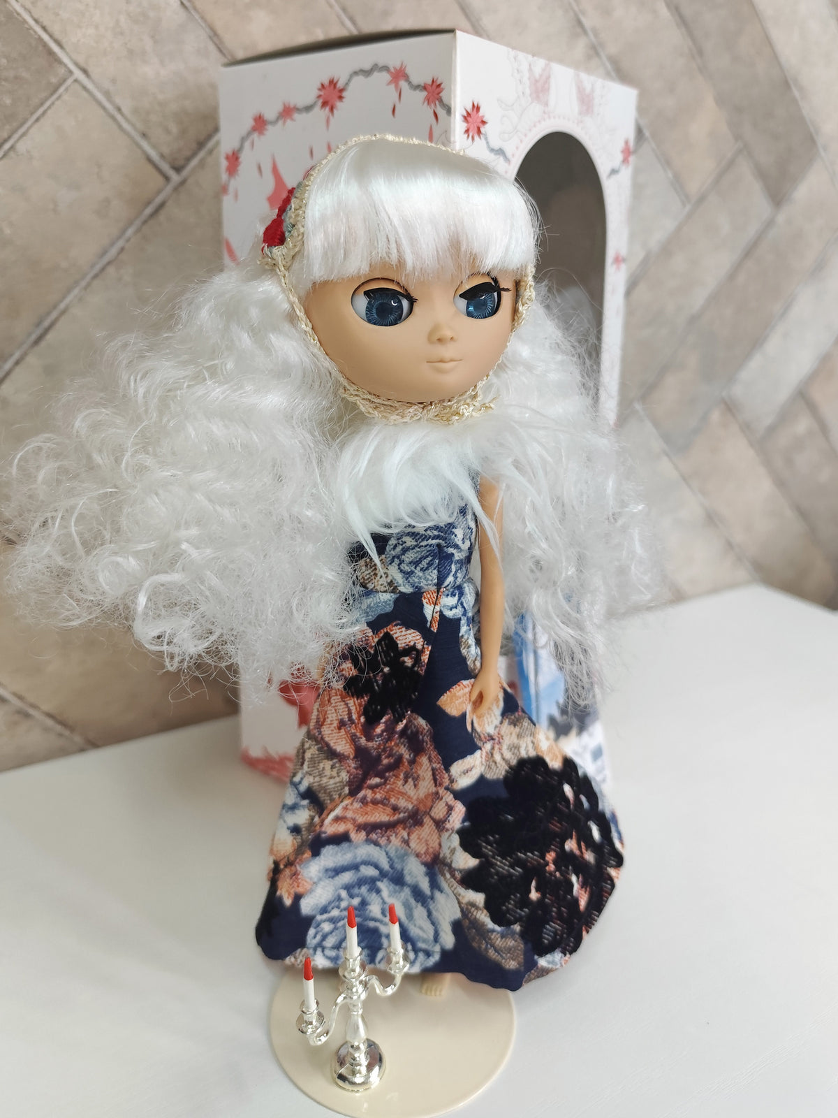Duna-White-doll Lot.196