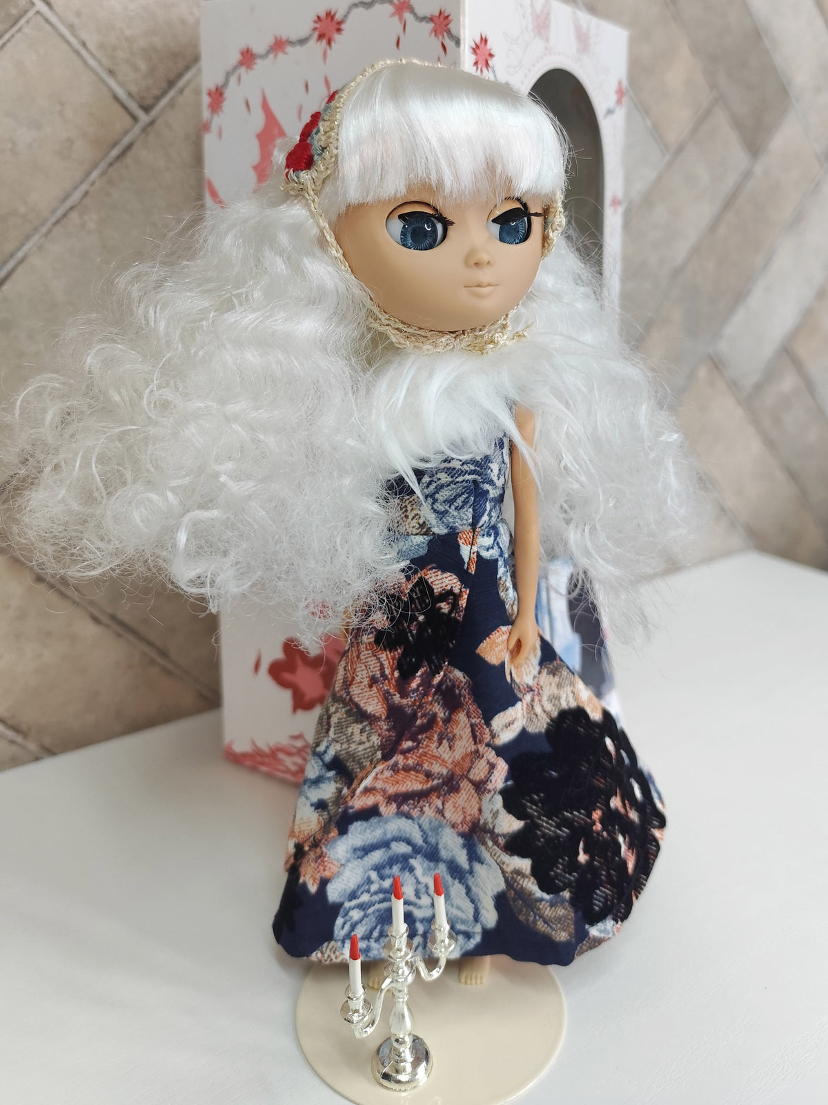 Duna-White-doll Lot.196